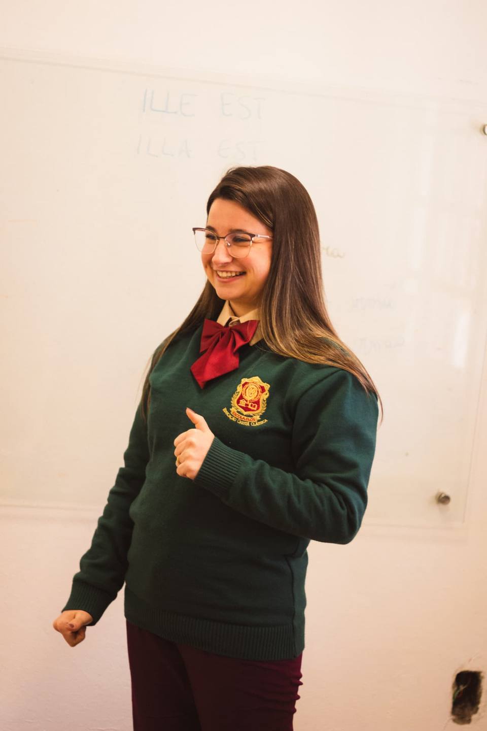 Professora da Escola Cristã Clássica Elos com o uniforme da escola em sala de aula